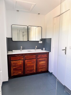 Dusche, Haartrockner, Handtücher