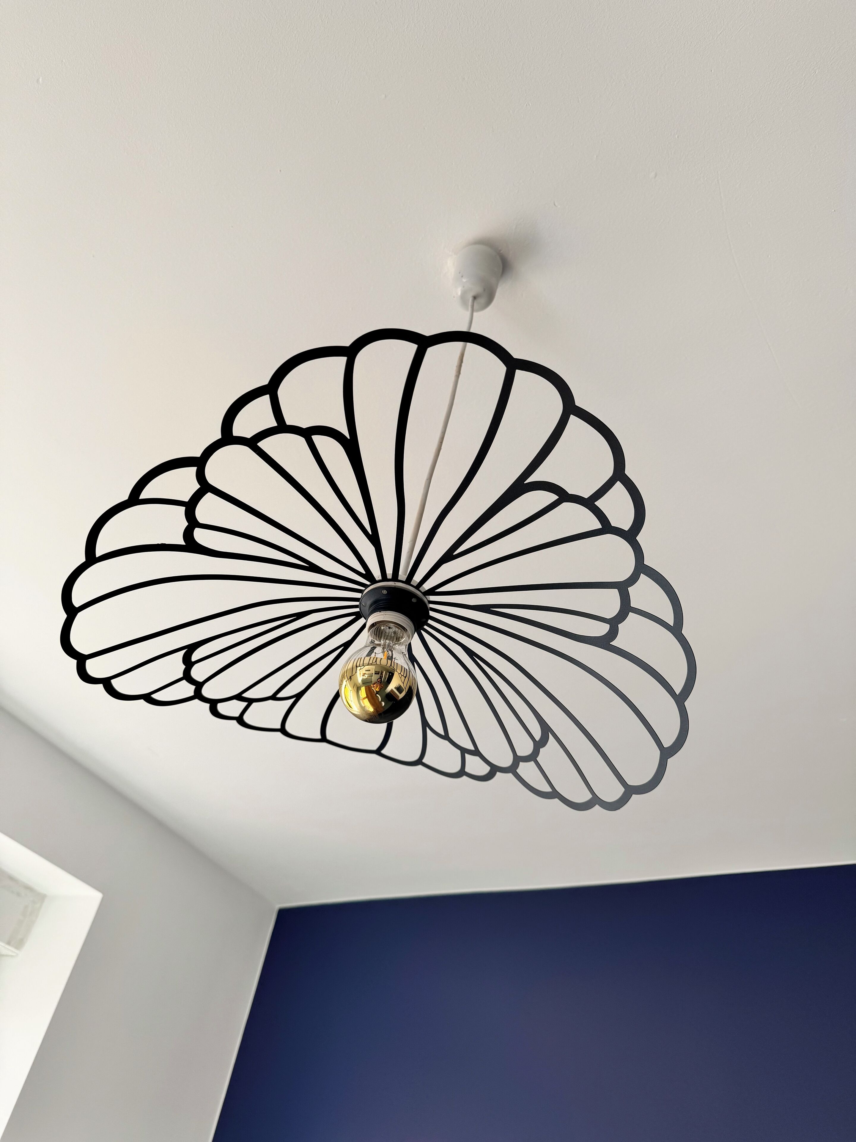 A ceiling with a decorative light fixture.
