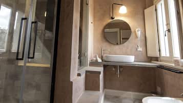 Camera Deluxe, vista città | Bagno | Set di cortesia gratuito, asciugacapelli, bidet, sapone