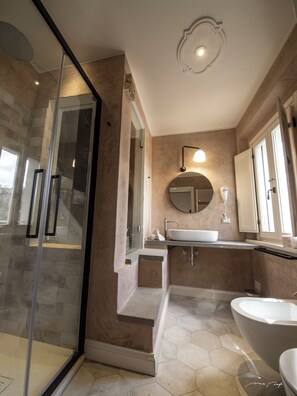 Habitación Deluxe, vistas a la ciudad | Baño | Artículos de higiene personal gratuitos, secador de pelo, bidé y jabón