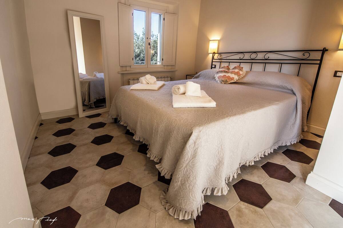 Romanttinen huoneisto, näköala mäelle | Italialaiset Frette-lakanat, ylelliset vuodevaatteet, untuvapeitot