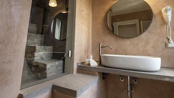 Camera Deluxe, vista città | Bagno | Set di cortesia gratuito, asciugacapelli, bidet, sapone