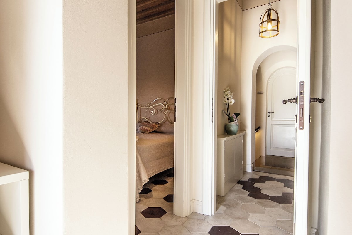 Superior vierpersoonskamer, uitzicht op heuvels | 2 slaapkamers, Italiaanse Frette-lakens, luxe beddengoed