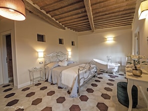 Honeymoon Room, Hill View