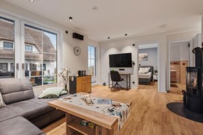 Smart-tv, een open haard en een stereo