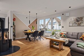 Smart TV, fireplace, stereo