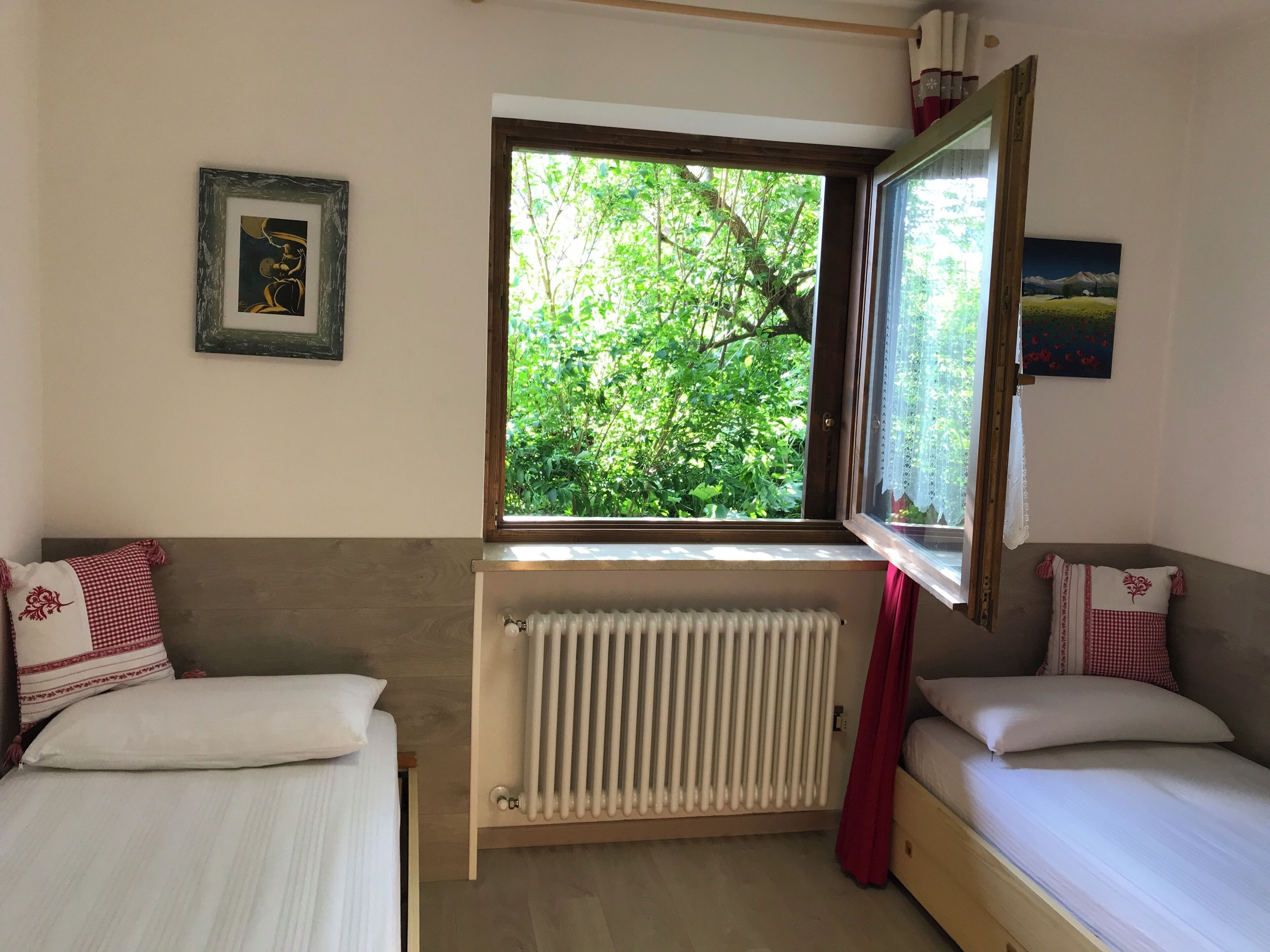 2 habitaciones, tabla de planchar con plancha, wifi y ropa de cama 