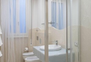 Douche, sèche-cheveux, bidet