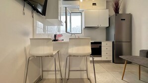 Coffee/tea maker, fridge, oven, stovetop - P9 - 4 Bedroom apartments - Jacuzzi rooftop (Athens)