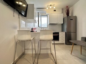 Kühlschrank, Ofen, Herdplatte, Wasserkocher mit Kaffee-/Teezubehör