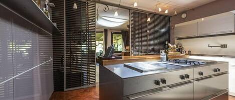 Geladeira, micro-ondas, cooktop, lava-louças