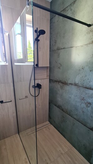 Apartment (Three Bedroom Apartment with Terrace) | Bathroom