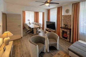 Smart TV, fireplace, DVD player, books - Stad Vakantiehuis Daun (Daun)