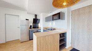 Kühlschrank, Mikrowelle, Ofen, Geschirrspüler