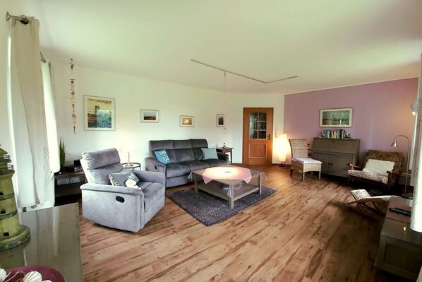 Smart TV, DVD player, books, stereo