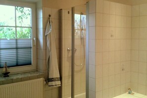 Douche, sèche-cheveux, serviettes fournies