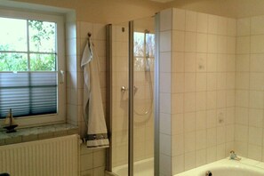 Dusche, Haartrockner, Handtücher