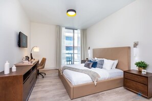 Skrivebord, strykejern/-brett, reiseseng for barn og wi-fi