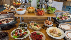 A buffet with various dishes including salads, meats, and vegetables. - Putnik Inn Belgrade (Belgrade)