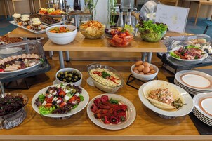 Se ofrece un desayuno bufé todos los días (10 EUR por persona)