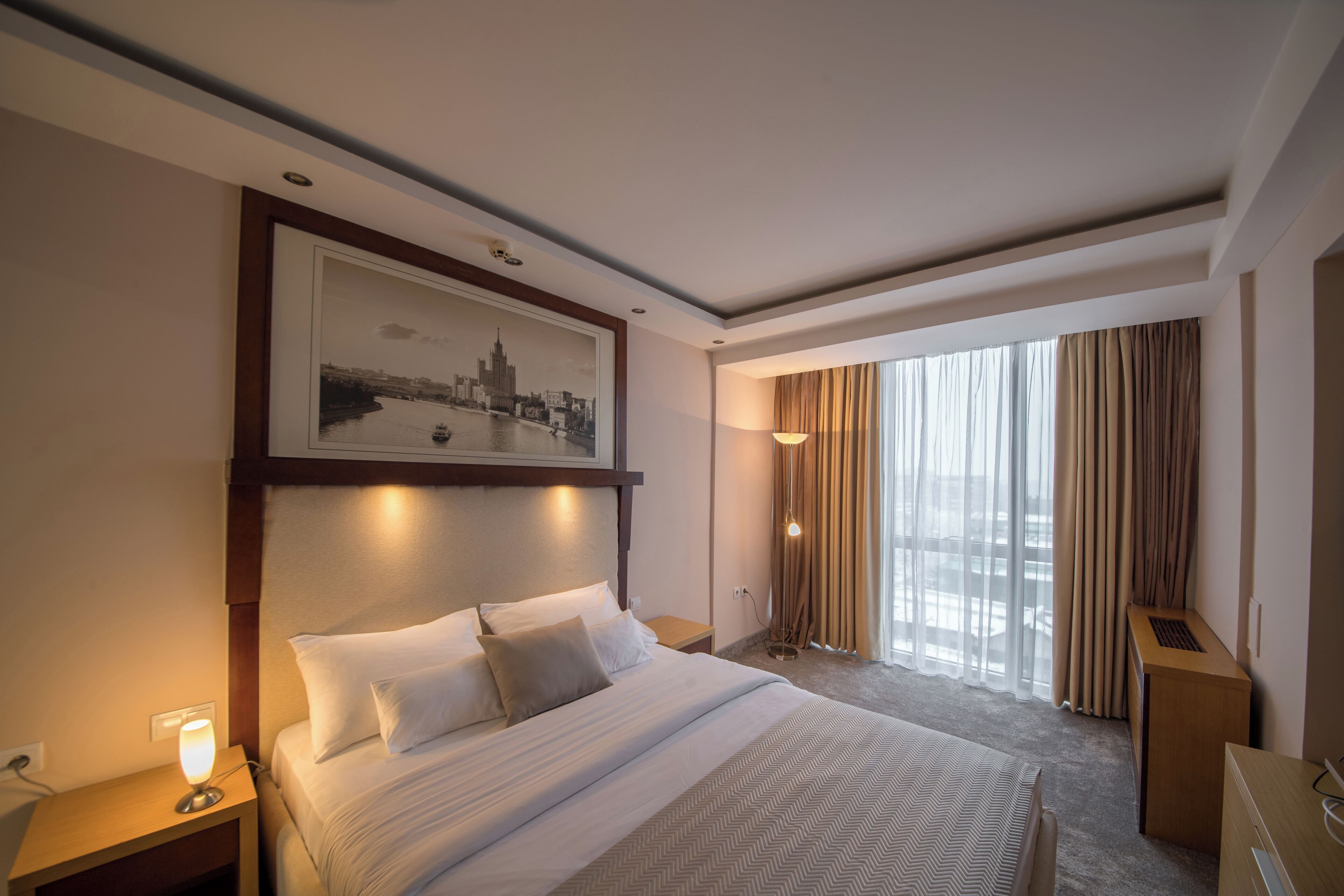 1 habitación, caja de seguridad en la habitación y escritorio 