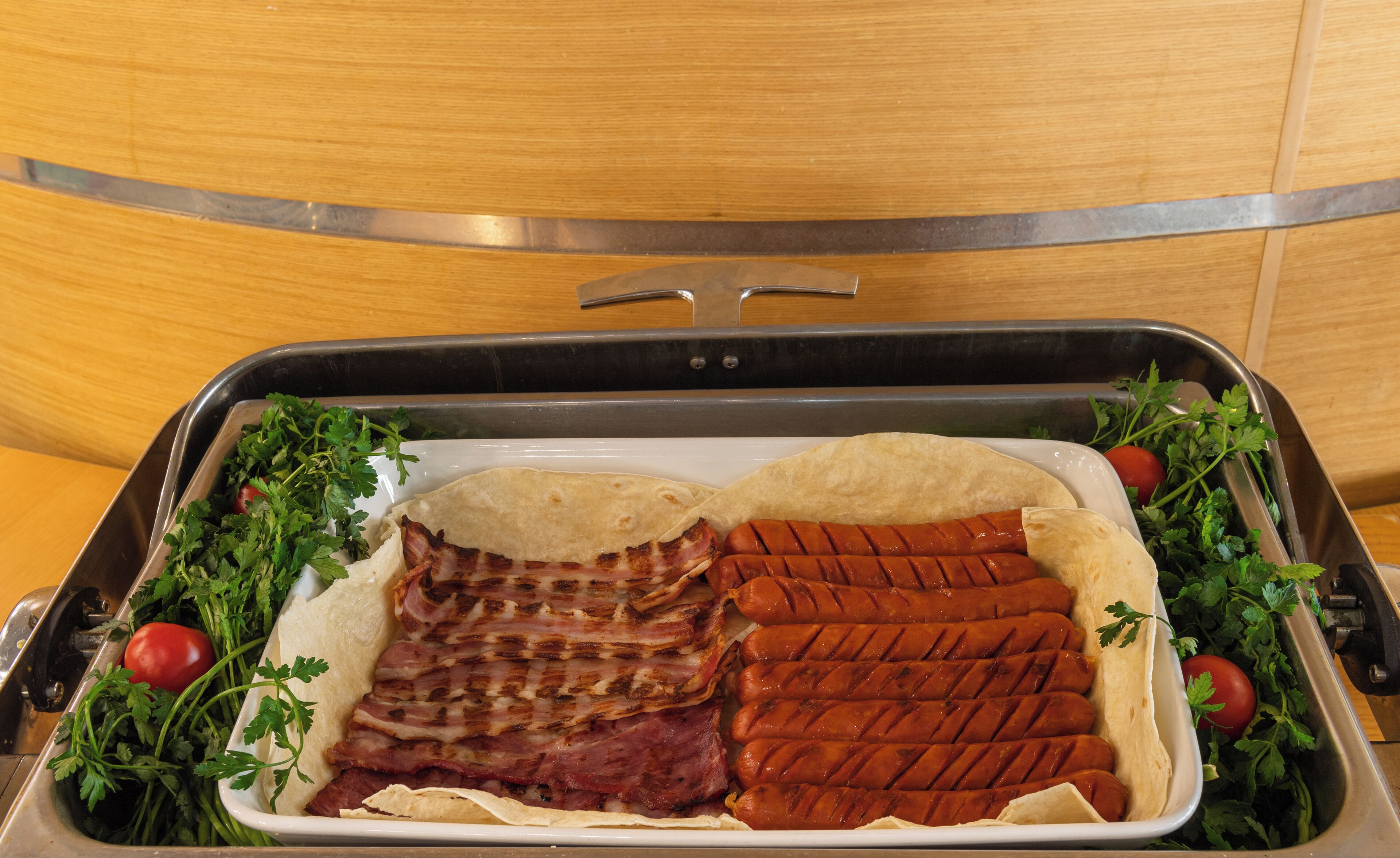 Una bandeja con carnes a la parrilla y verduras.