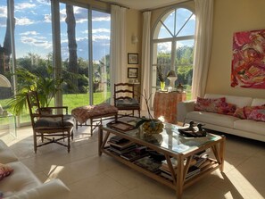 電視、書籍、音樂庫、音響