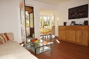 Smart TV, lettore DVD, libri, impianto stereo