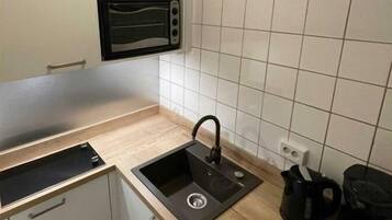 Fridge, oven, stovetop, coffee/tea maker