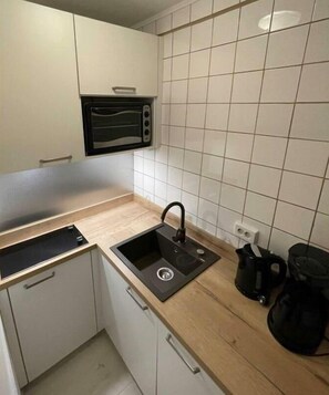 Réfrigérateur, four, plaque de cuisson, cafetière/bouilloire