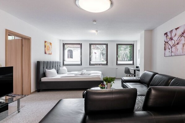 Smart TV, fireplace, stereo