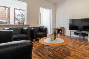 Smart-TV, Kamin, Stereoanlage