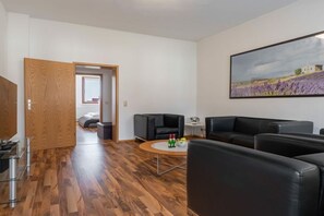 Smart TV, chimenea, estéreo