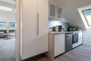 Køleskab, mikrobølgeovn, ovn, kogeplade