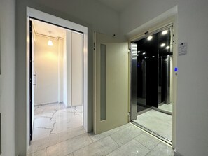 Interior - Sky Suite 3 view mountain (Athens)