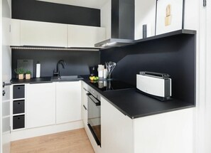 Jääkaappi, uuni, liesi, astianpesukone