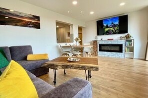 Smart TV, fireplace, books, stereo