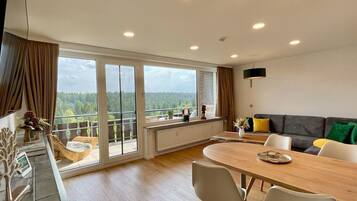 Smart TV, fireplace, books, stereo