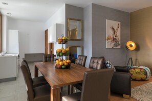 公寓 (Two-Bedroom Apartment with Terrace an) | 餐廳