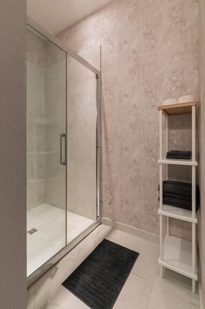 Appartement (Two-Bedroom Apartment with Terrace an) | Salle de bain