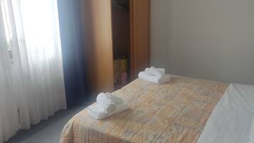 Phòng đôi hoặc 2 giường đơn phong cách cổ điển, quang cảnh hồ | Bàn, khu vực làm việc phù hợp cho laptop