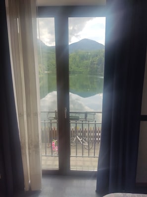 Classic Double or Twin Room, Lake View | Desk, laptop workspace, free WiFi - Aurora al Lago  (Pergine Valsugana)