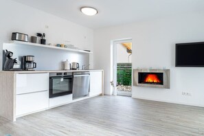 Kühlschrank, Mikrowelle, Ofen, Herdplatte