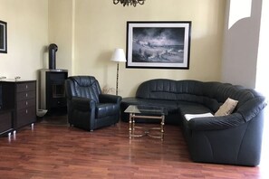 Smart-tv, eldstad, dvd-spelare och böcker