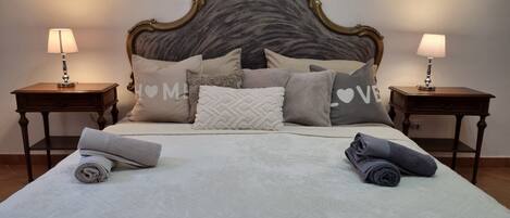 2 室のベッドルーム、WiFi (無料)、ベッドシーツ