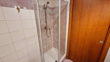 SĂšche-cheveux, serviettes fournies, savon, papier toilette