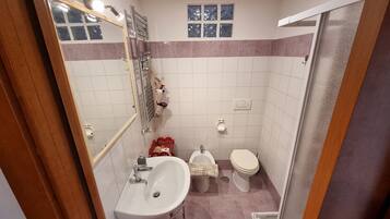 SĂšche-cheveux, serviettes fournies, savon, papier toilette