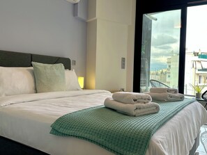 2 bedrooms, iron/ironing board, WiFi, bed sheets - Sky Suite 4 (Athens)