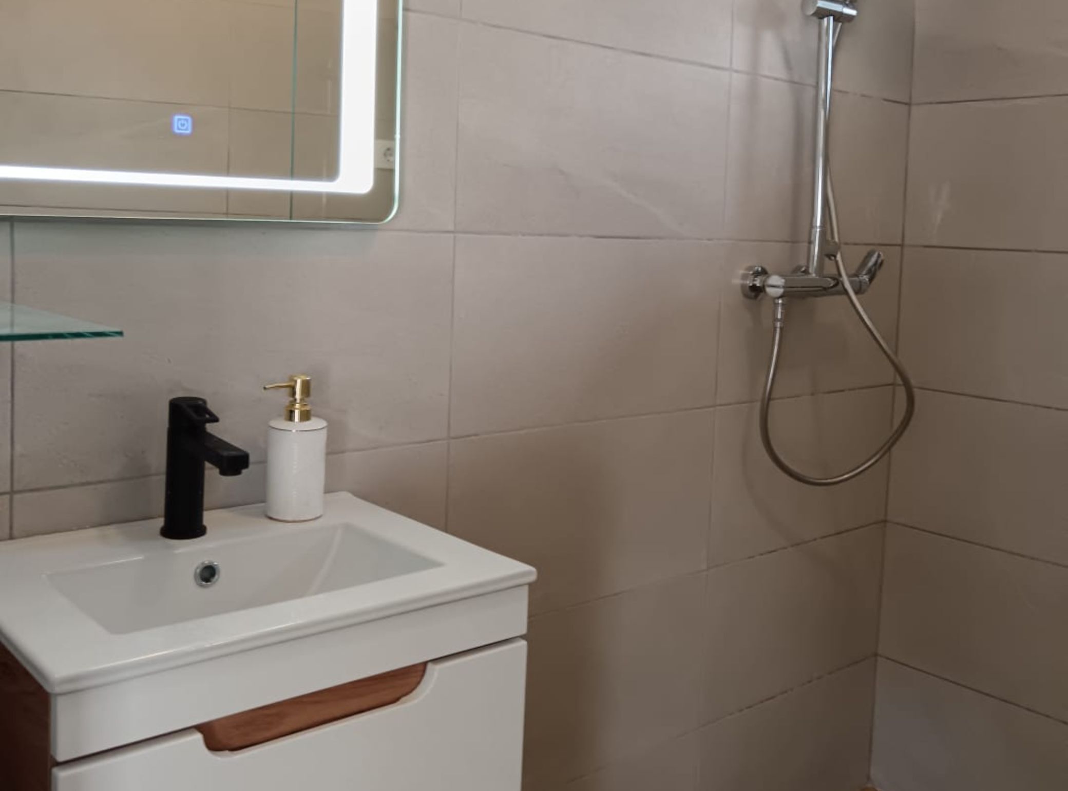 House (Three Bedroom Holiday Home with Terra) | Bathroom | Bathtub, towels