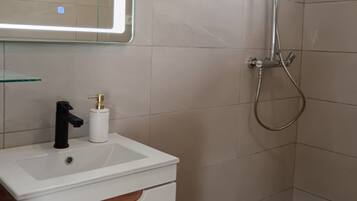 House (Three Bedroom Holiday Home with Terra) | Bathroom | Bathtub, towels